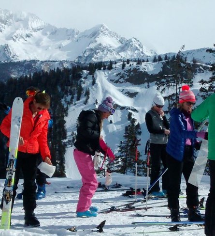 group-lessons-ski-school-black-ski-courchevel